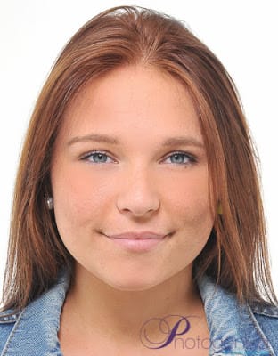 Attractive young woman during a photo shoot in a photo studio in Munich, professional portrait photography at Photogenika.