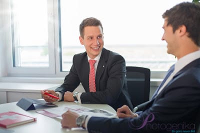 Professionelles Businessporträt im Fotostudio München, freundliche Geschäftsfotografie für Firmenprofile und LinkedIn.