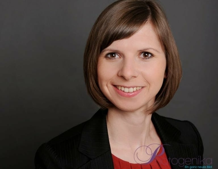 Hochwertiges Businessporträt Frau bei Fotogenika München, professionelles Businessfotostudio für aussagekräftige Unternehmensbilder, kreative Mode- und Portraitfotografie in München.
