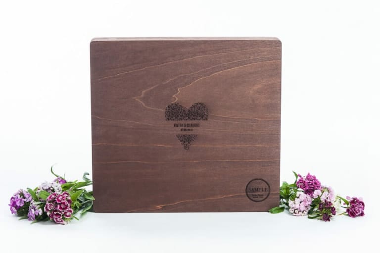 Stilvolle personalisierte Holzbox mit Herzdesign und Gravur, ideal für Hochzeitsgeschenke und Erinnerungsfotos, im Fotostudio München.