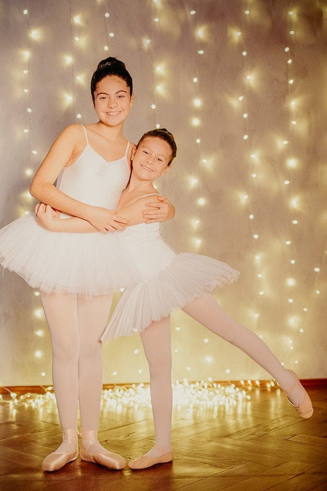 Mädchen im Ballettkostüm bei Photogenika Fotostudio in München, professionelle Ballettfotografie für Kinder und Tänzer.
