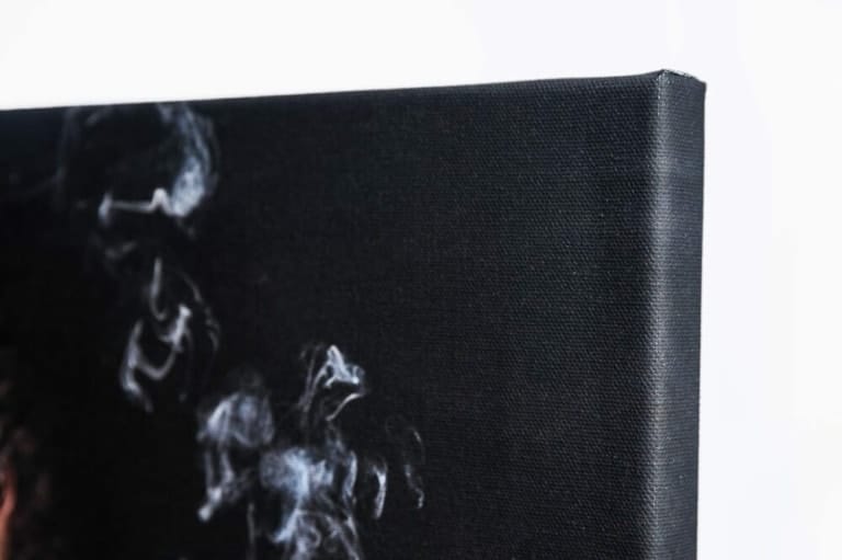 Unbespieltes schwarzes Keilrahmenbild mit Rauch- oder Nebel-Design, perfekt für kunstvolle Fotografien im Fotostudio München.