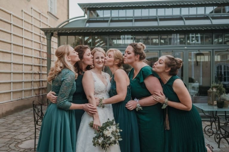 Hochzeitsfotografie in München mit Braut und Brautjungfern, professionelle Familien- und Eventfotografie, hochwertiges Fotostudio in München für unvergessliche Bilder.