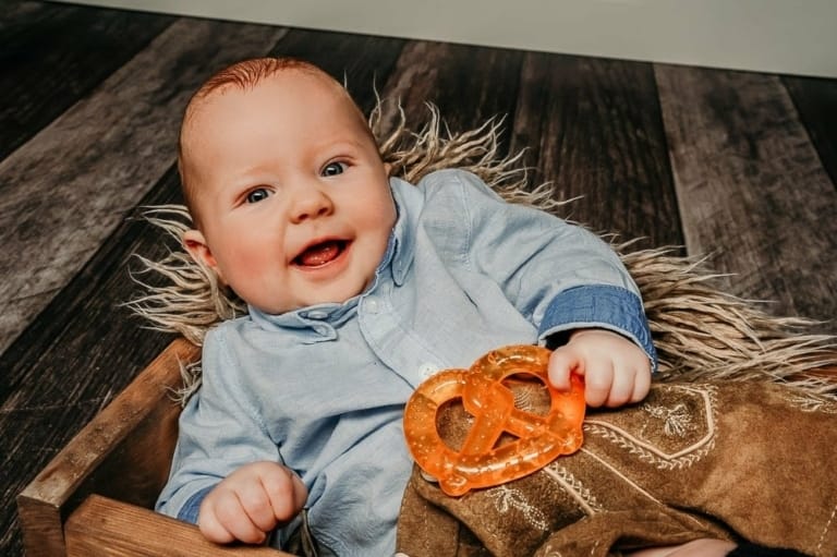 Hübsches Baby im Fotostudio München mit professioneller Babyfotografie bei Photogenika Fotostudio. Natürliche Babyfotos, individuelle Fotoshootings, Familien- und Kinderfotos in München.