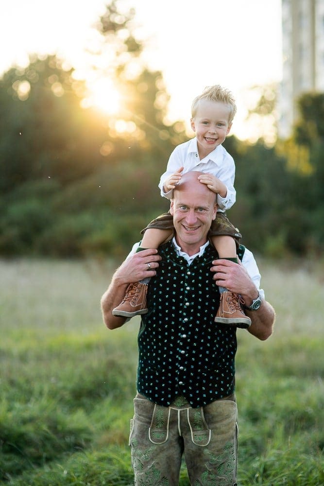 Fröhliches Vater-Kind-Foto bei Sonnenuntergang in München, Outdoor Fotoshooting, natürliche Familienfotografie, Kinderfotos, professionelle Fotostudio in München.