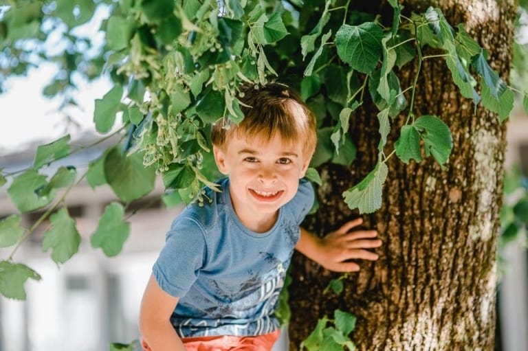 Lebensfroher Jungenporträt im Fotostudio München, Natur- und Outdoor-Fotografie, kreative Familien- und Kinderfotografie, hochwertige Portraits in München und Umgebung.