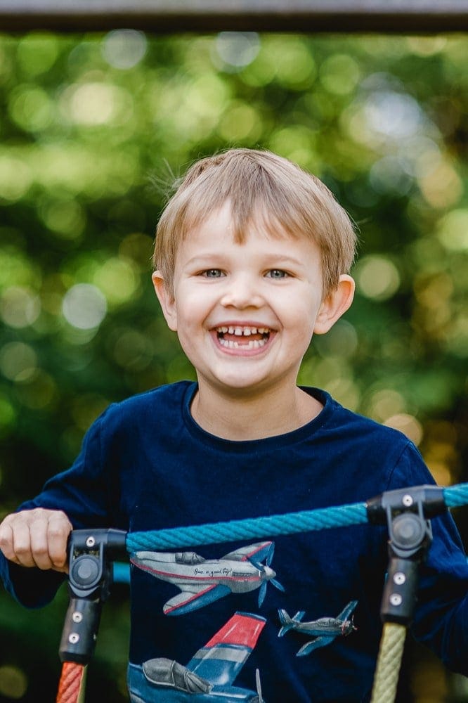 Lebensfrohe Kindershooting in München bei Photogenika Fotostudio, professionelles Kinderfotografen Studio für natürliche, kreative Fotoshootings in entspannter Atmosphäre.
