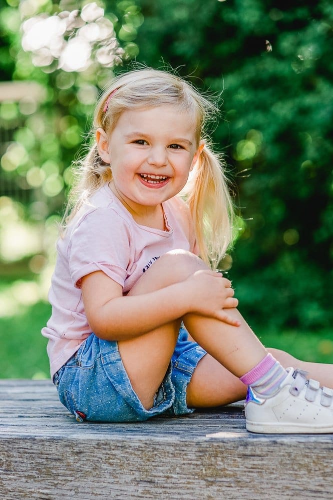 Lebhaftes Kinderporträt in München, professionelles Fotoshooting im Photogenika Fotostudio, natürliche Farben, fröhliches Kind, outdoor-Setting, kreative Kinderfotografie.
