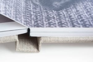Fotografierte offene Fotobuchseite auf Stoffuntergrund, Nahaufnahme, kreative Produktfotografie, München.