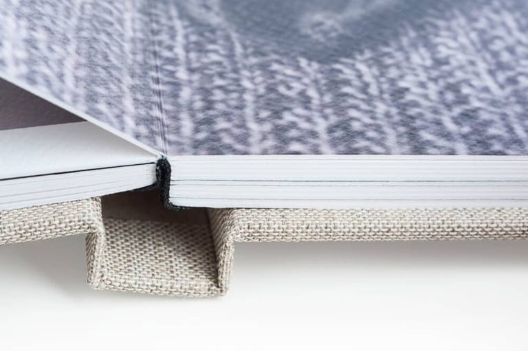 Fotografierte offene Fotobuchseite auf Stoffuntergrund, Nahaufnahme, kreative Produktfotografie, München.