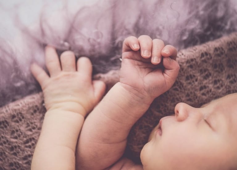 Sanftes Neugeborenenshooting in München, kreative Babyfotografie im Fotostudio Photogenika.