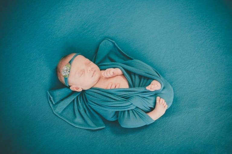 Zartes Neugeborenenfoto in München, Babyfotostudio mit professionellen Babyfotoshooting, kreative Kinderfotografie, München, hochwertiges Fotostudio für Baby- und Familienfotos.