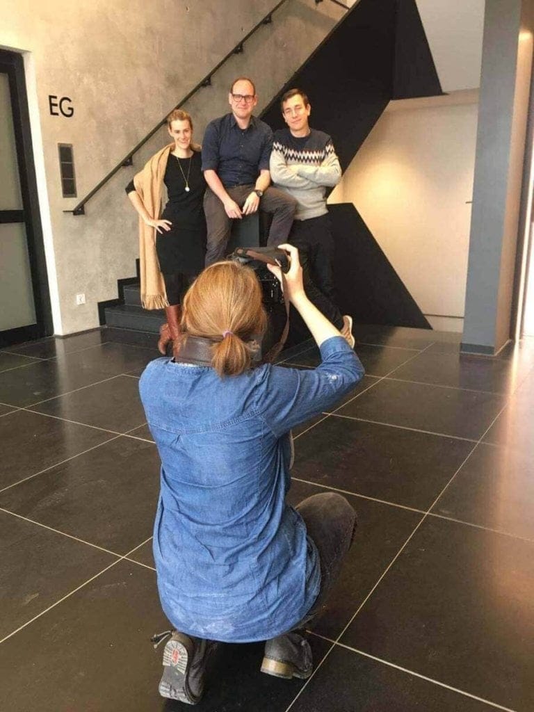 Creative family photoshoot in a Munich photo studio, professional photoshoot, modern atmosphere at Photogenika Munich, high-quality model shoot, friendly photo team in Munich for portraits and group photos.