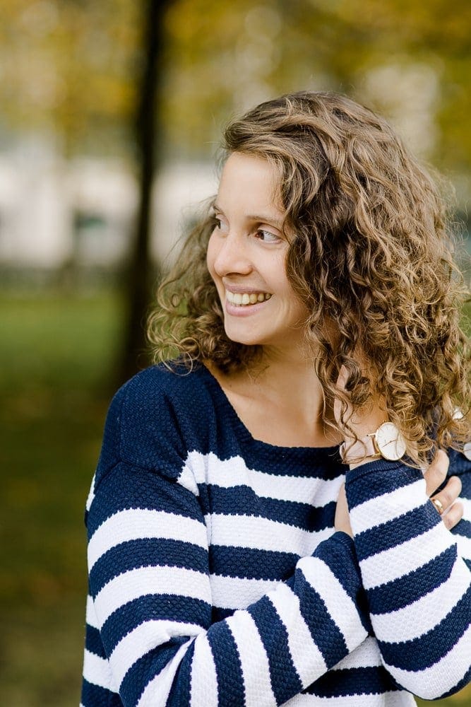 Hübsches Porträt einer jungen Frau mit lockigem Haar, professionelles Bild im Fotostudio München, geeignet für professionelle Portraitfotografie und persönliche Fotoshootings.