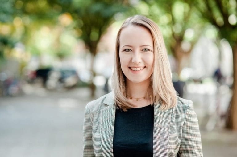 Porträt einer Frau in einem professionellen Fotoshooting im Münchner Fotostudio, hochwertige Businessfotografie, natürliche Beleuchtung, freundliches Lächeln, perfekte Location für Unternehmens- und Bewerbungsbilder.