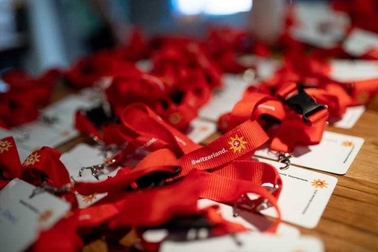 - Hochwertige rote Lanyards mit Schweiz-Logo für Touristen und Veranstalter in München, ideal für Events, Konferenzen und Sightseeing-Touren.