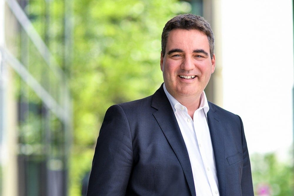 Modern business portrait photography in our Munich photo studio, professional business photographer team, high-quality application photos, executive and company portraits in an urban atmosphere.