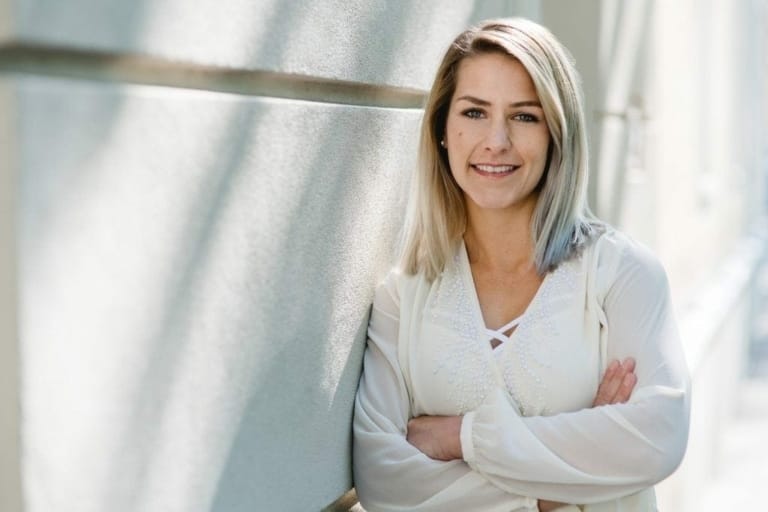 Ansprechende junge Frau Portrait, professionelle Fotoshooting in München, authentische Bildaufnahme bei Photogenika Fotostudio, moderne Fotografie in erstklassigem Fotostudio München, hochwertige Porträtfotografie in München.