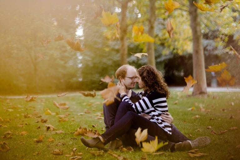 Hand in Hand verliebtes Paar im herbstlichen Park, romantisches Fotoshooting in München, professionelles Fotostudio, einzigartige Fotografie, natürliche Porträts, emotionales Fotoshoot, hochwertiges Fotoshooting München, herbstliche Fotosession, Fotos von Liebe und Zweisamkeit, kreative Paarfotografie München.