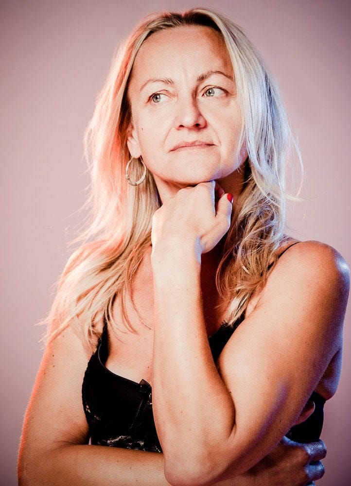 Porträt einer nachdenklichen Frau im Fotostudio München, professionelle Business- und Kreativfotografie, hochwertige Studiofotos, individuelle Fotoshootings in München, Frauenporträts, Photogenika Fotostudio.