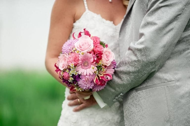 Hochzeitsfotografie im Fotostudio München, Braut mit Blumenstrauß, professionelles Fotoshooting, langlebige Erinnerungen, Hochzeitsbilder vom Experten.