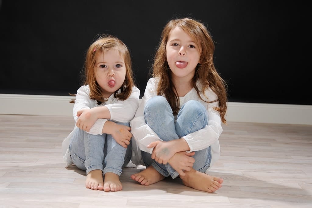 Fröhliche Mädchen beim Fotoshooting in München, kreative Kinderfotografie bei Photogénika.