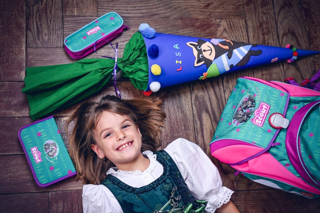 Buntes Schulranzen-Set mit Mädchen, Schultasche, Etui und Geschenk zur Einschulung.