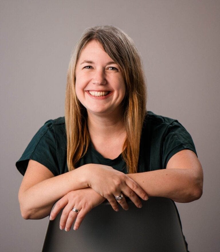Lächelnde Frau im Fotostudio bei Photogenika München, professionelle Portraitfotografie, freundliche Atmosphäre, individuelle Fotodienstleistungen in München.