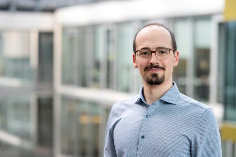 Moderner Mann in Businesskleidung vor Bürogebäude, professionelles Business-Image, Erfolg und Kompetenz im Fokus