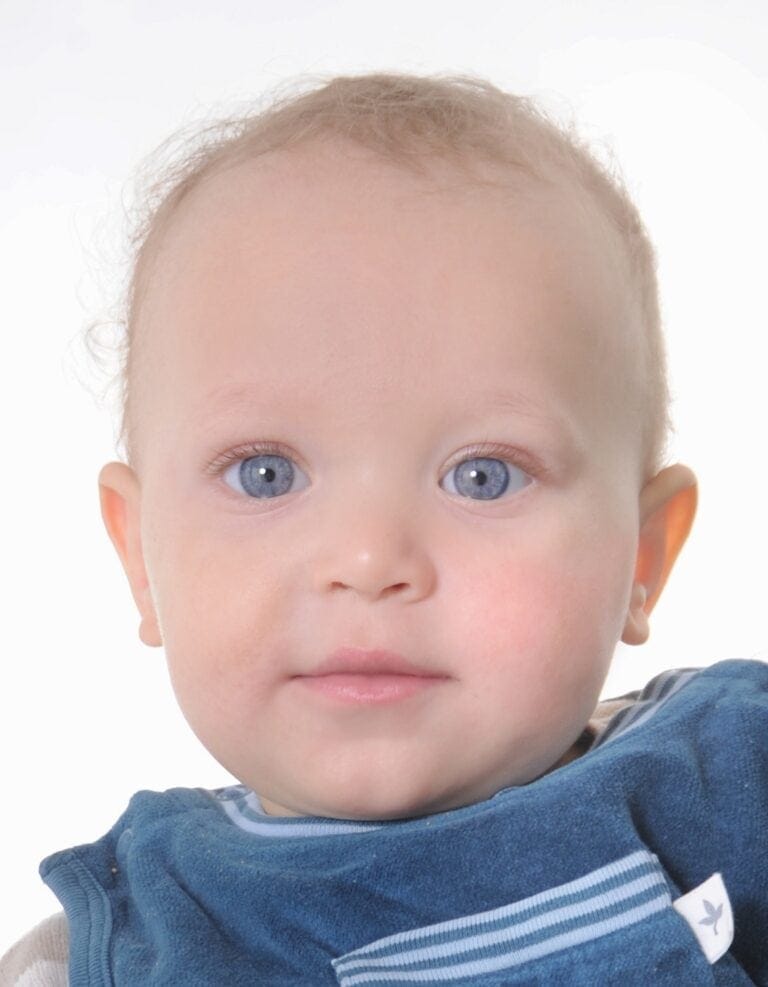 Helles Baby mit blauen Augen und rotem Haar, Nahaufnahme.