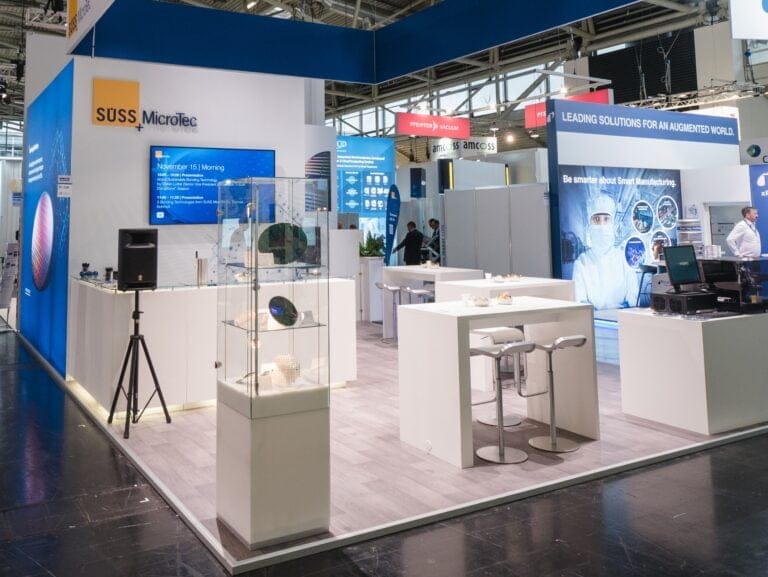 Modern exhibition design at Süss Microtech at the trade fair with digital displays and innovative product presentations.