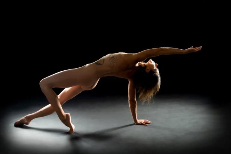 Artistic nude photography in black and white, yoga poses, creative photography, nude photography, professional people photography, studio photography Munich.