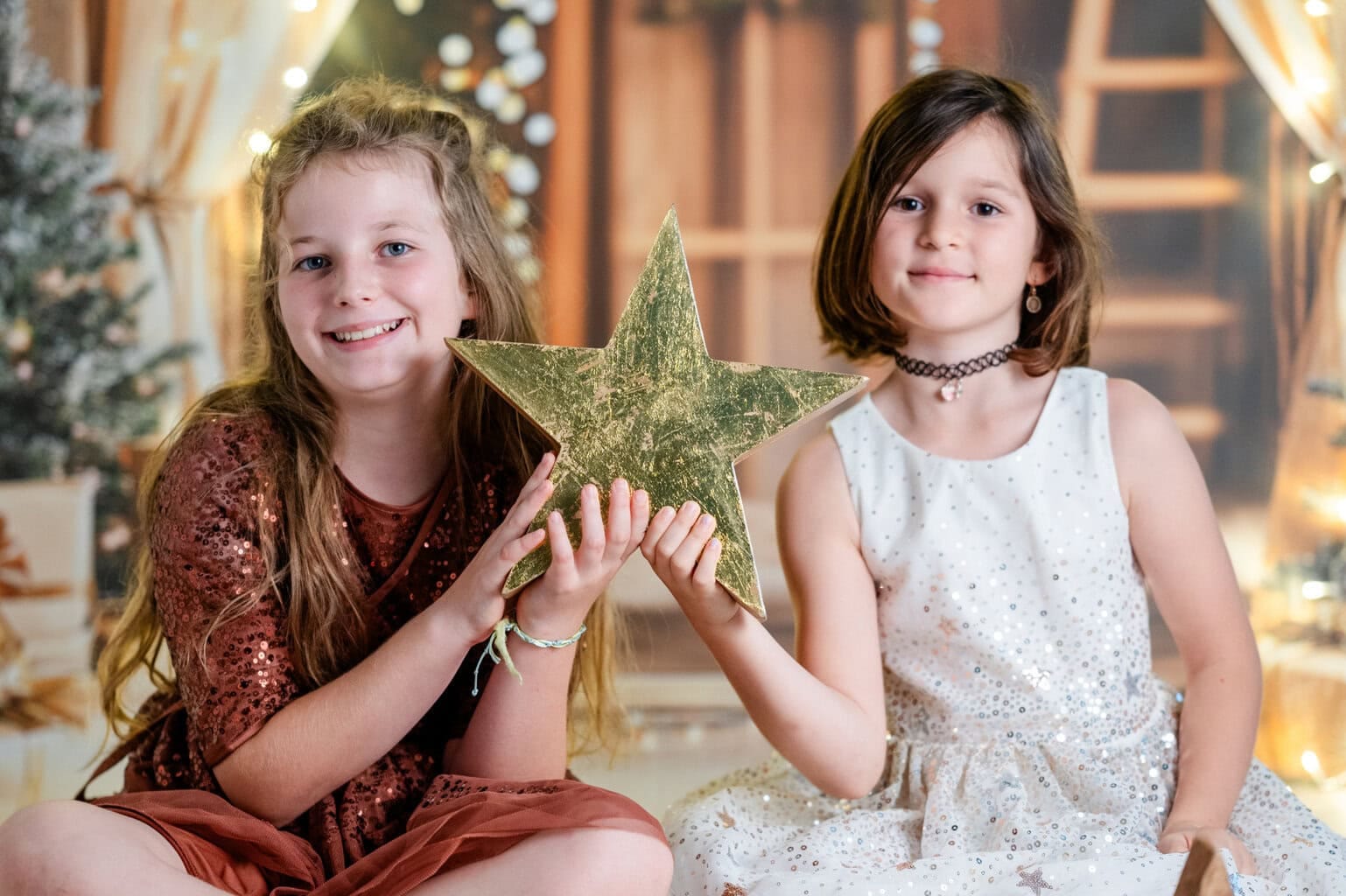 Sternenförmiger Goldschmuck, Kinderfreundliches Fotoshooting, Weihnachtsfeier mit Kindern, festliche Kinderbilder, festliche Fotos in München.