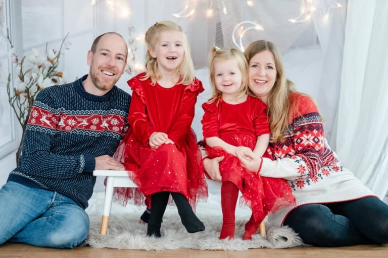 Familienfotografie in München, professionelle Fotos im Fotostudio, festliche Weihnachtsfotos, Familienportraits, hochwertiges Fotoshooting bei Photogenika München.