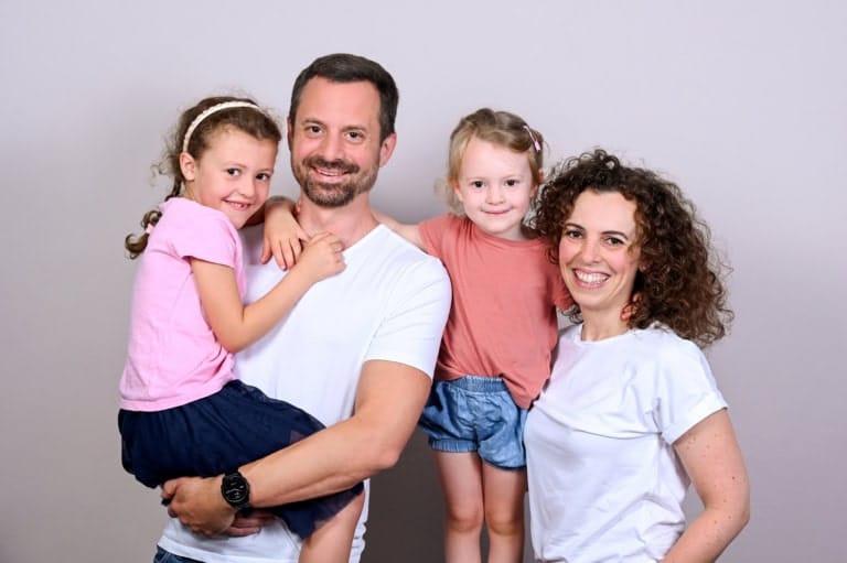Lächelnde Familie bei einem professionellen Fotoshooting in der Fotografen-Studios in München, Deutschland.