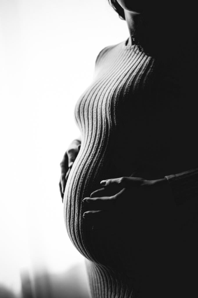 Künstlerische Silhouette einer Schwangeren im Gegenlicht