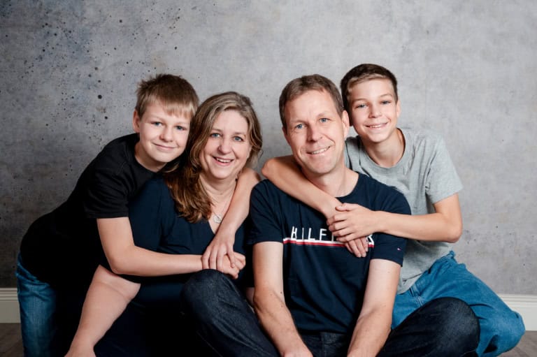 Authentisches Familienfoto einer vierköpfigen Familie im Fotostudio München.
