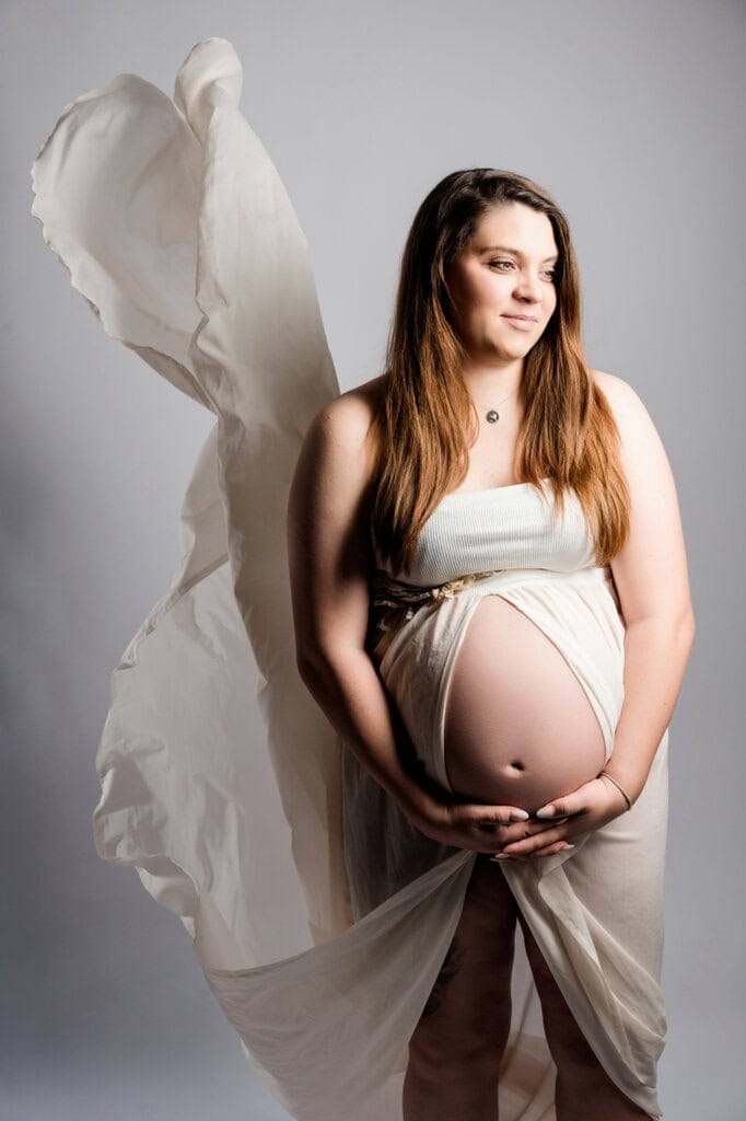 Inszenierung mit wehendem Stofftuch beim Babybauch-Shooting