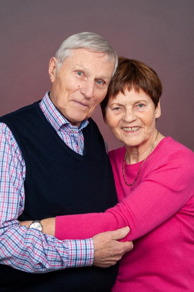 1. Hochwertiges Portrait eines älteren Paares vor neutralem Hintergrund, professionelle Studioshooting von Photogenika in München.