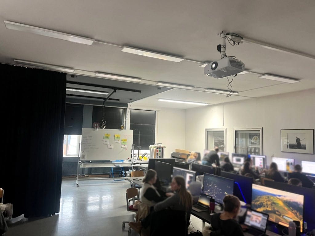1. Moderner Raum mit mehreren Computern und Lernenden, ideal für professionelle Schulungen und Workshops.